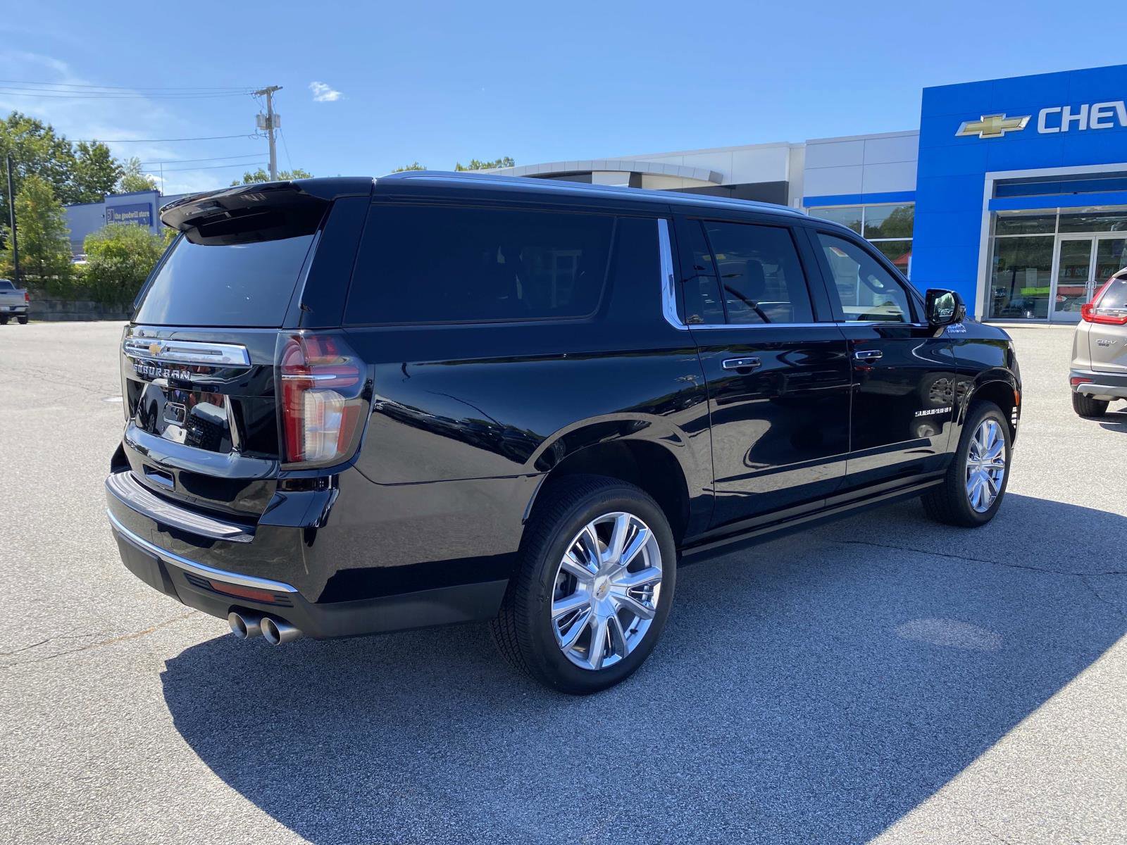 Used 2024 Chevrolet Suburban High Country w/ Premium Package 2 AWD/4WD image 7