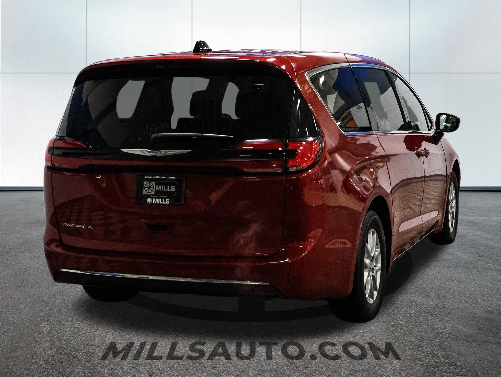 Used 2025 Chrysler Pacifica Select FWD image 7