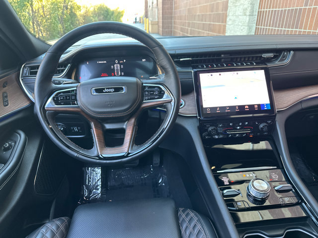 Used 2025 Jeep Grand Cherokee Summit w/ Obsidian Package image 15