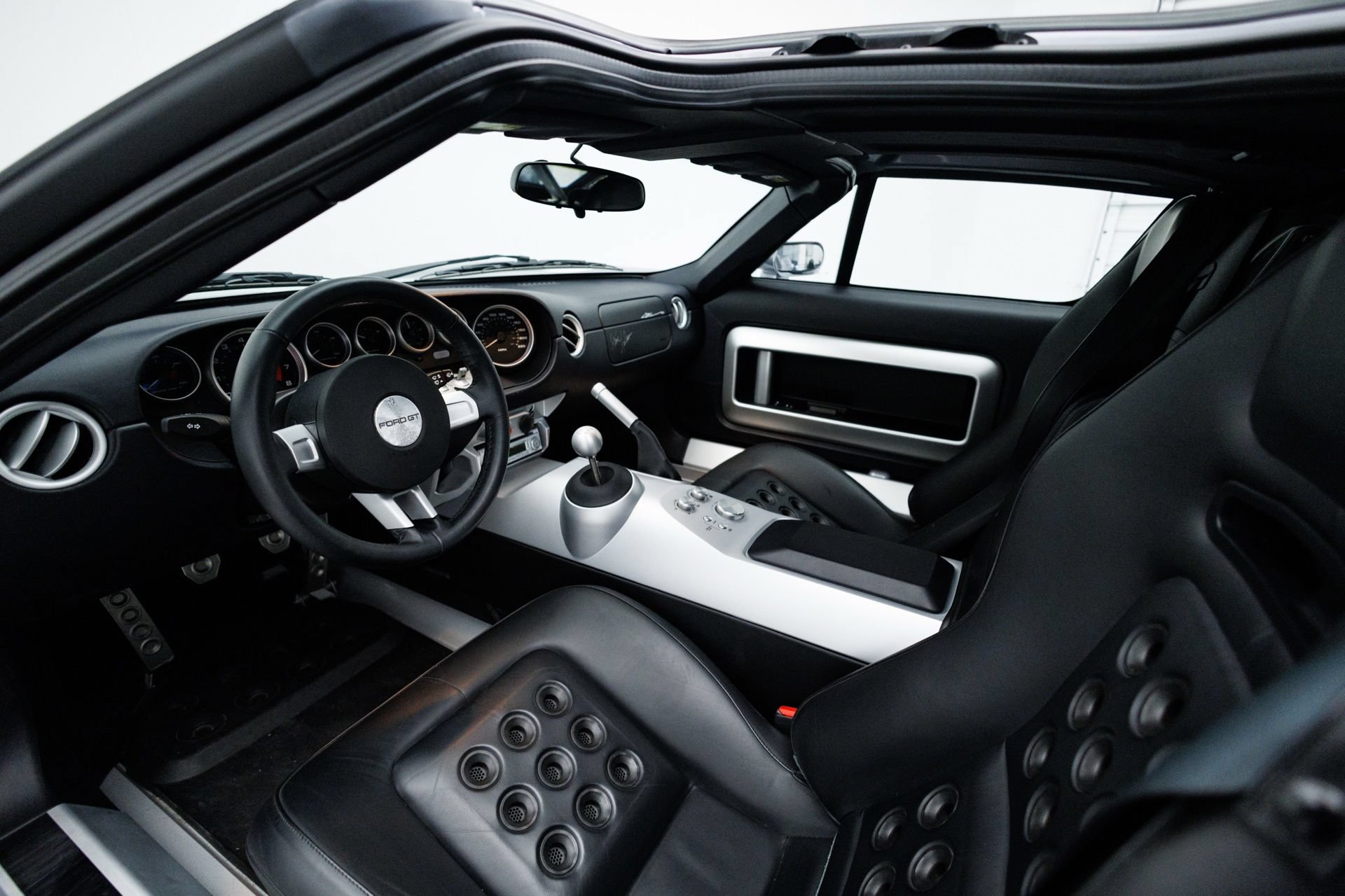 Used 2006 Ford GT RWD image 2