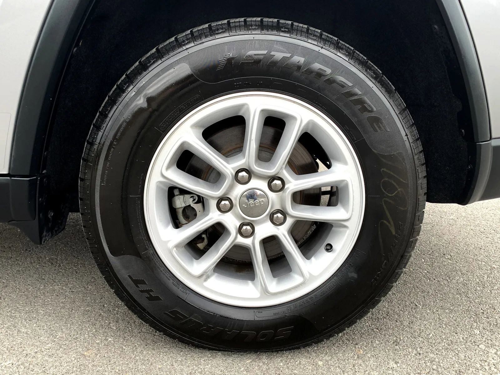 Used 2019 Jeep Grand Cherokee Laredo RWD image 11