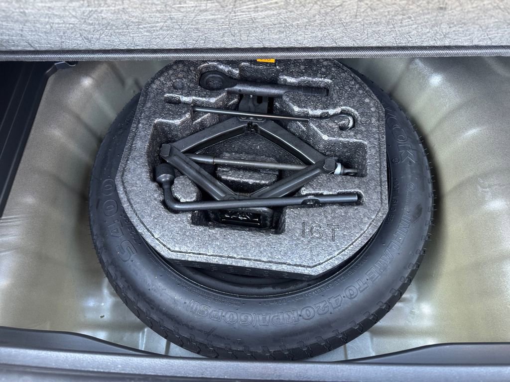 Used 2023 Hyundai Venue SEL image 18