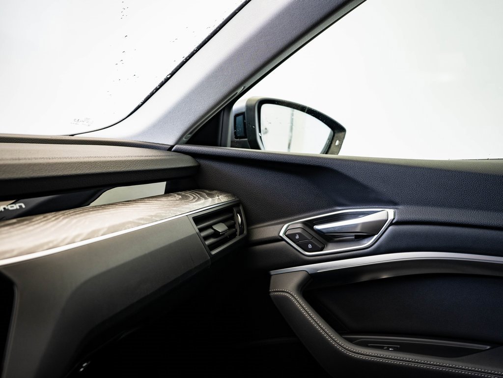 Used 2022 Audi e-tron Premium w/ Convenience Plus Package image 33