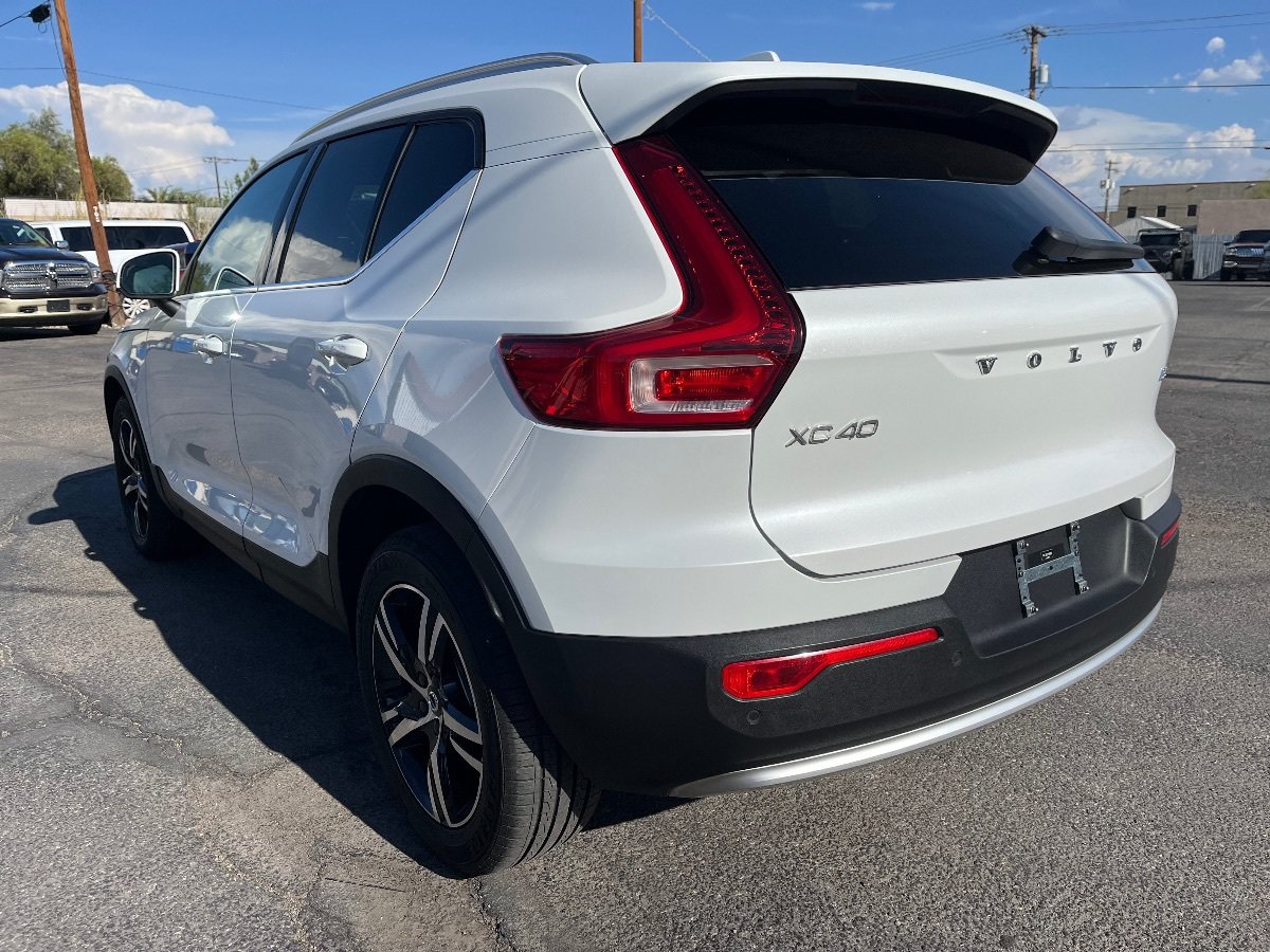 Used 2023 Volvo XC40 B5 Plus AWD/4WD image 7