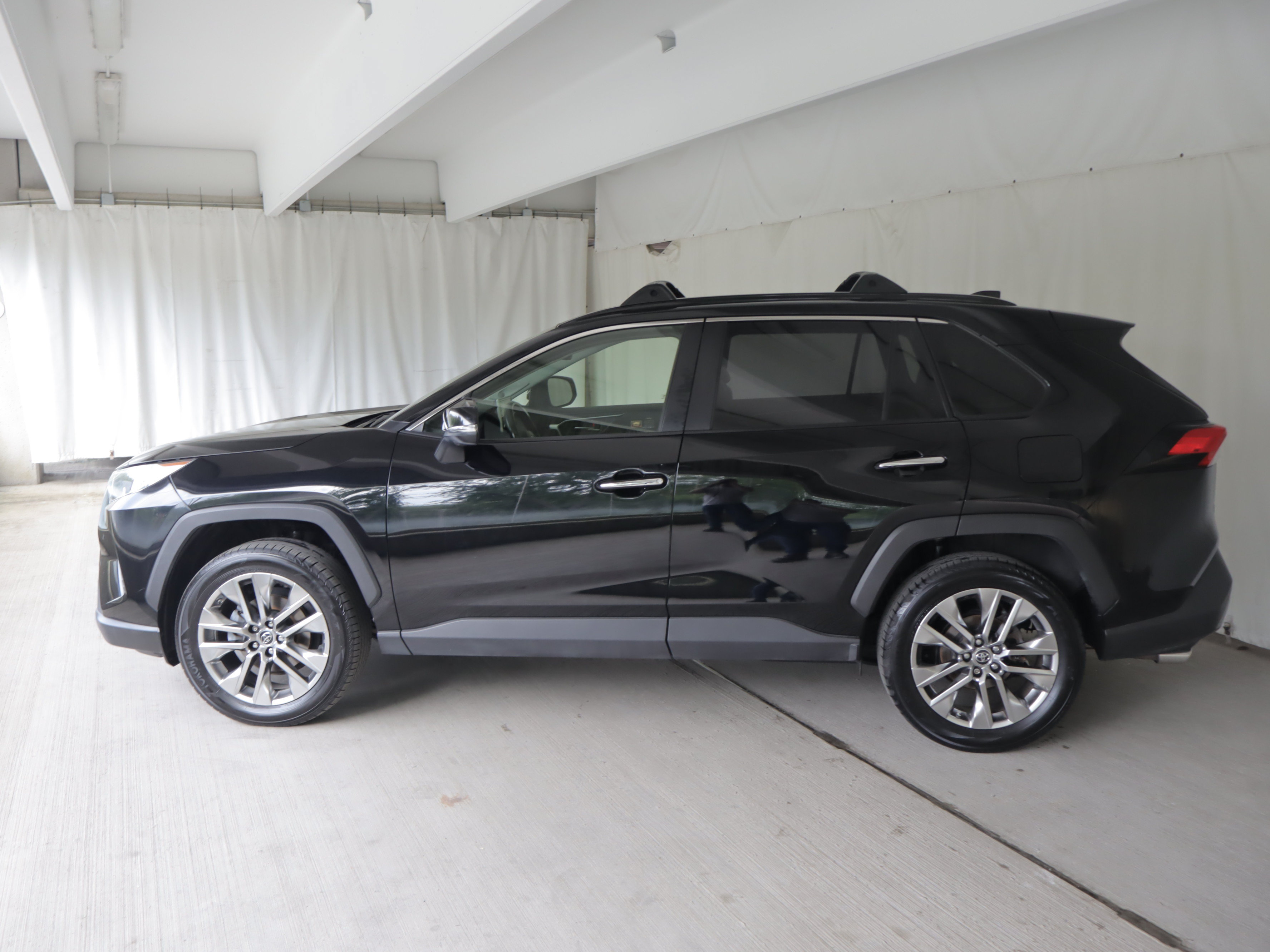 Used 2019 Toyota RAV4 Limited w/ Advanced Technology Package AWD/4WD image 25