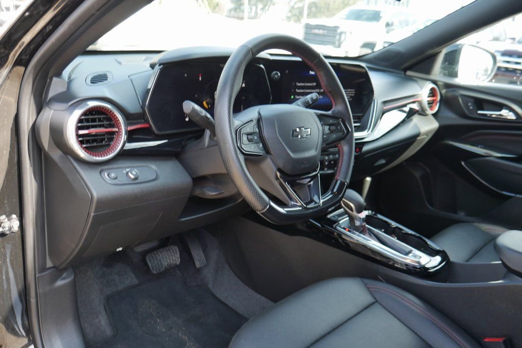 Used 2025 Chevrolet Trax RS image 10