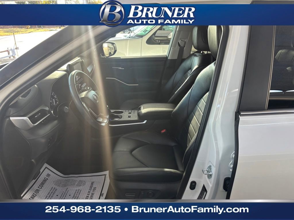 Used 2025 Toyota Highlander XLE image 12