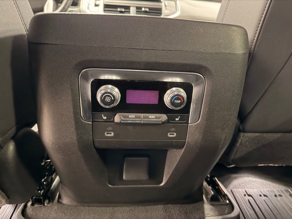 Used 2023 GMC Yukon SLT w/ SLT Luxury Package image 15