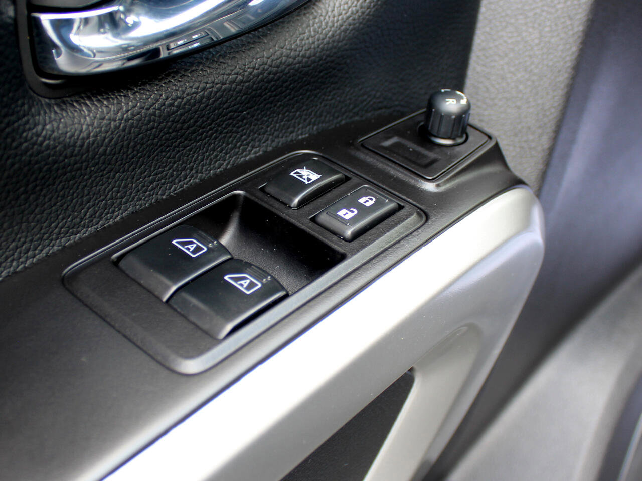 Used 2023 Nissan Titan SV w/ SV Utility Package image 32