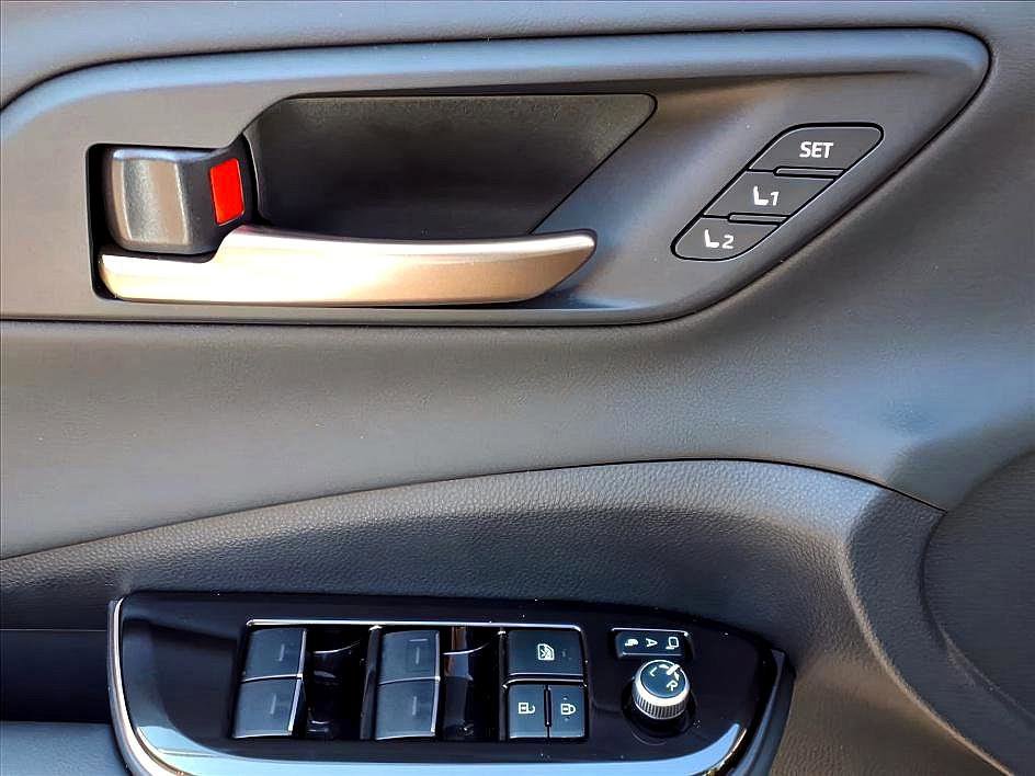 Used 2025 Toyota Crown Signia w/ Advanced Technology Package image 18