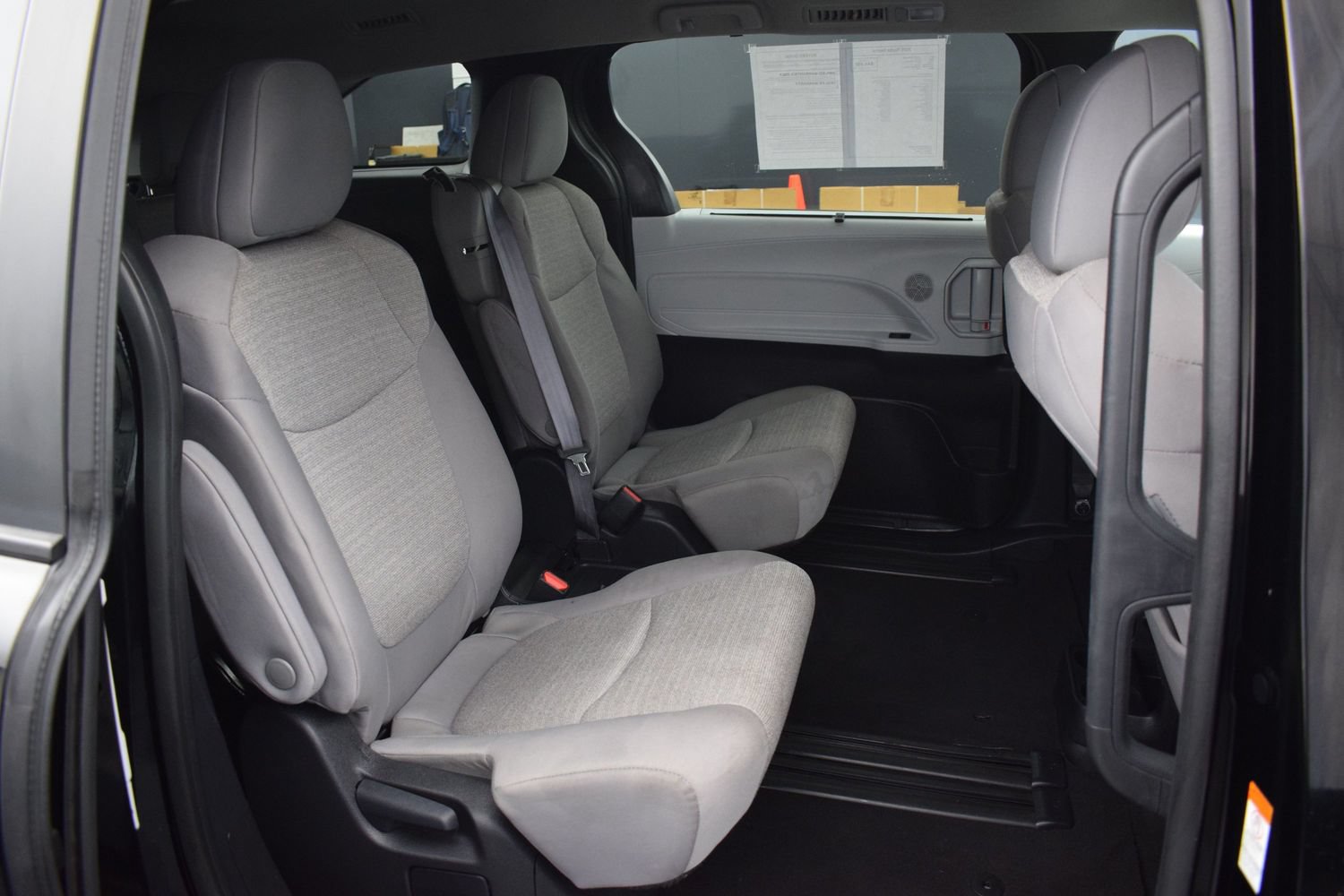 Used 2025 Toyota Sienna LE FWD image 11