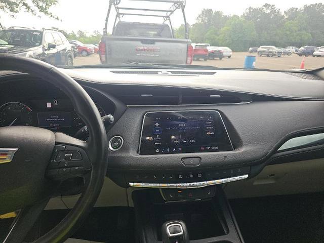 Used 2019 Cadillac XT4 Luxury w/ Cold Weather Package FWD image 7