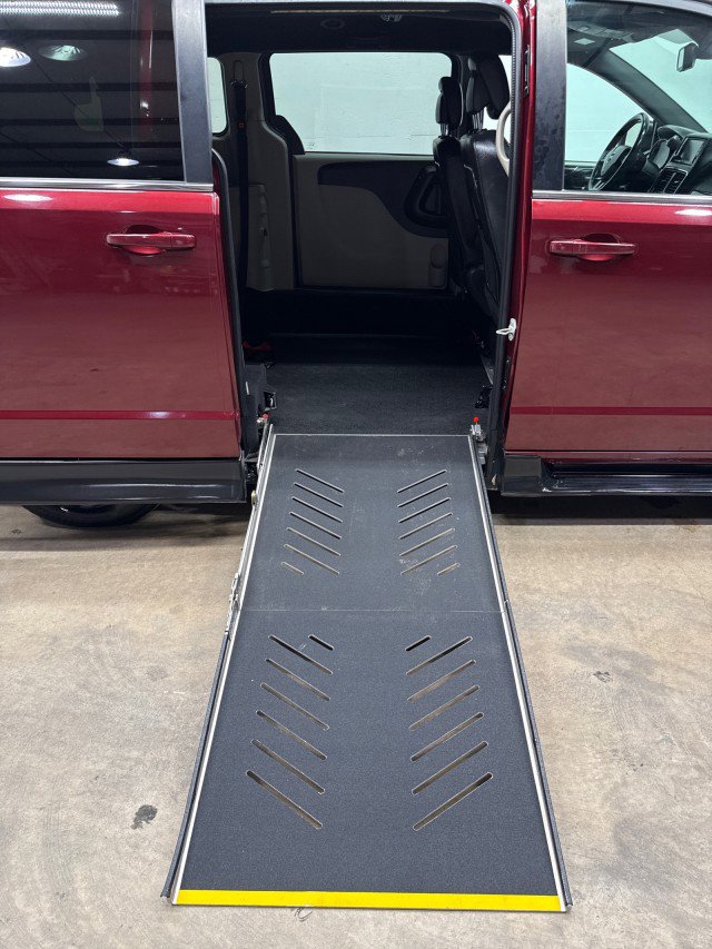 Used 2019 Dodge Grand Caravan SXT image 12