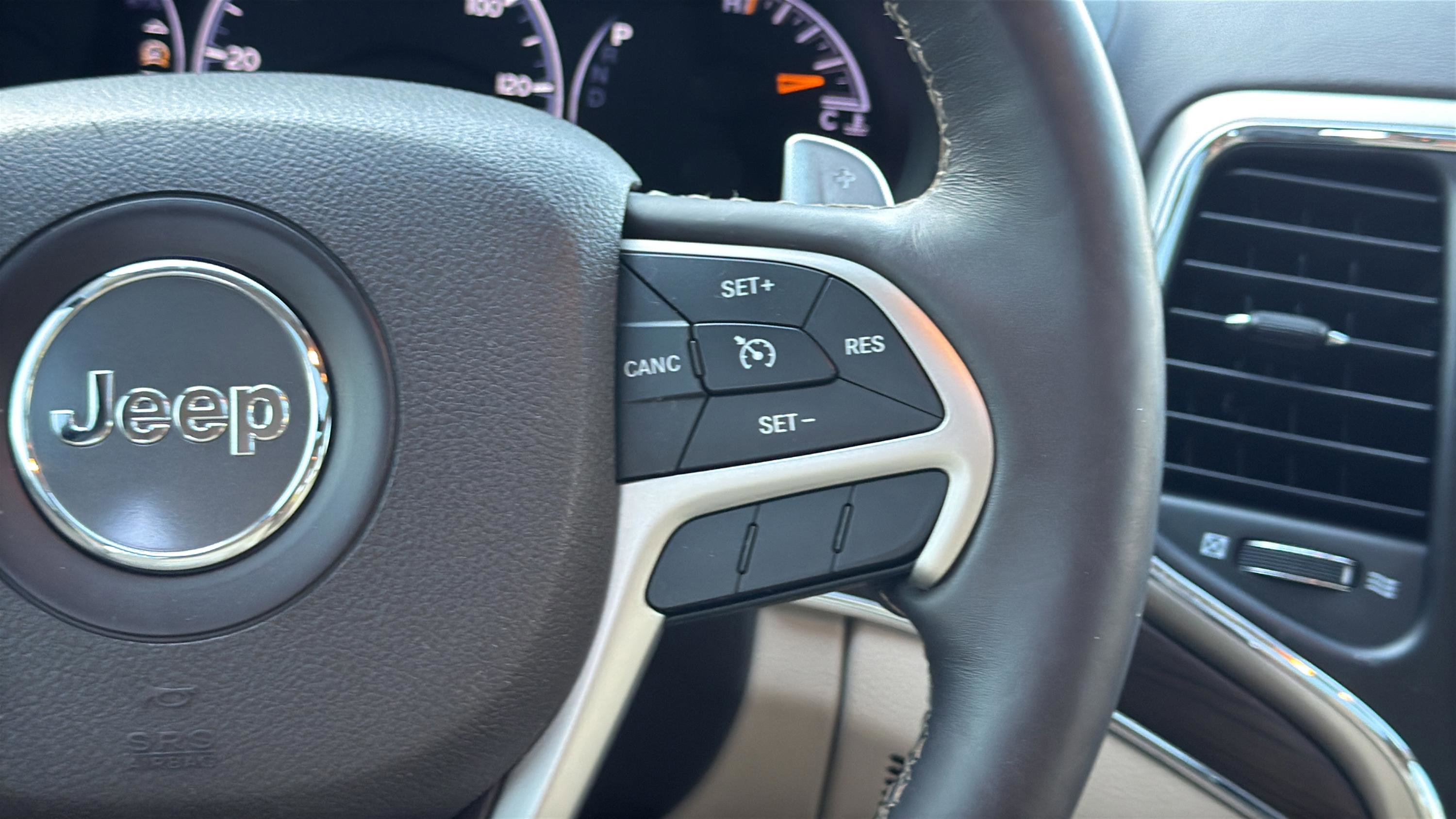 Used 2017 Jeep Grand Cherokee Overland AWD/4WD image 37