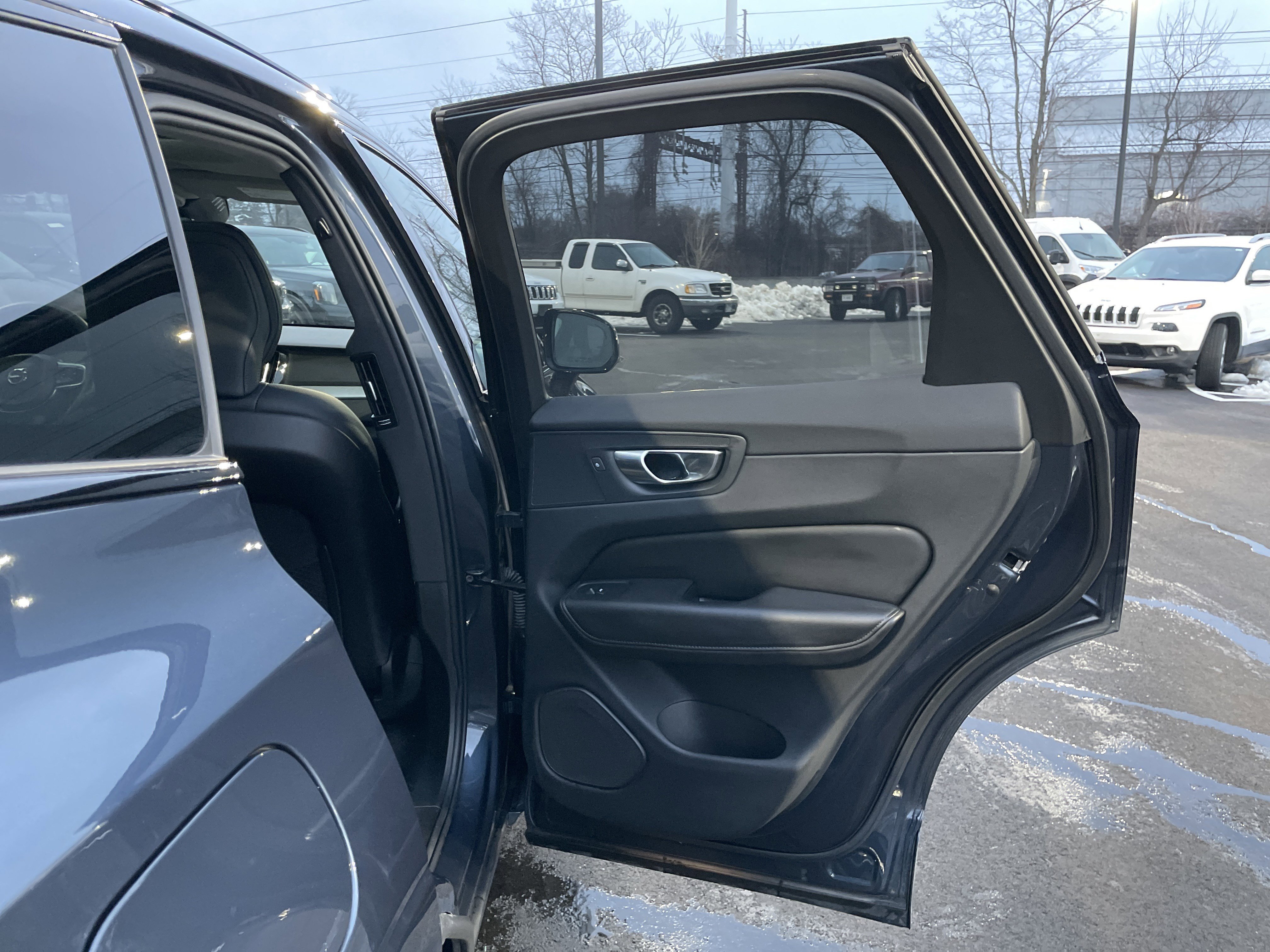 Used 2025 Volvo XC60 B5 Plus image 17