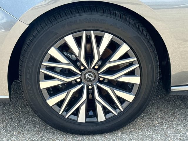 Used 2024 Nissan Altima 2.5 SV FWD image 5