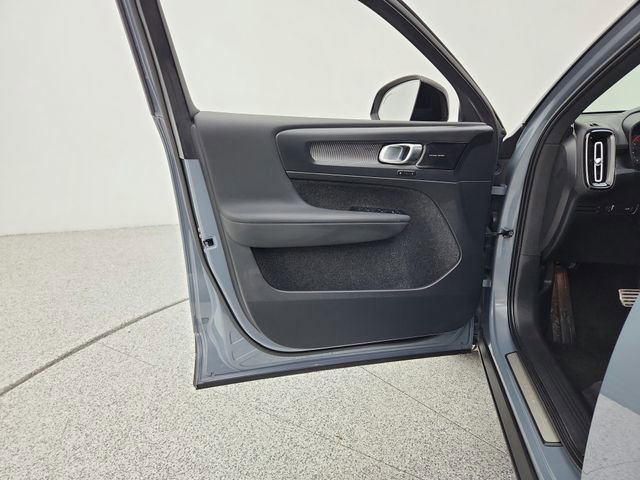 Certified 2022 Volvo XC40 T5 R-Design w/ Advanced Package image 25