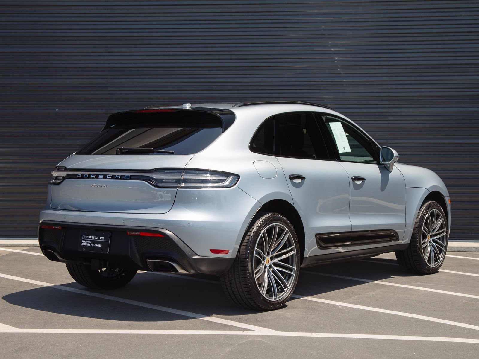 Certified 2025 Porsche Macan AWD/4WD image 9