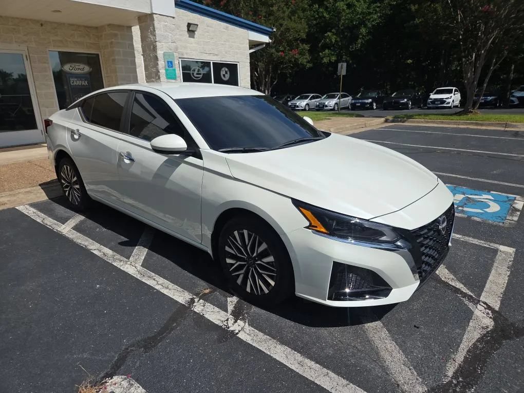 Used 2023 Nissan Altima 2.5 SV AWD/4WD image 4