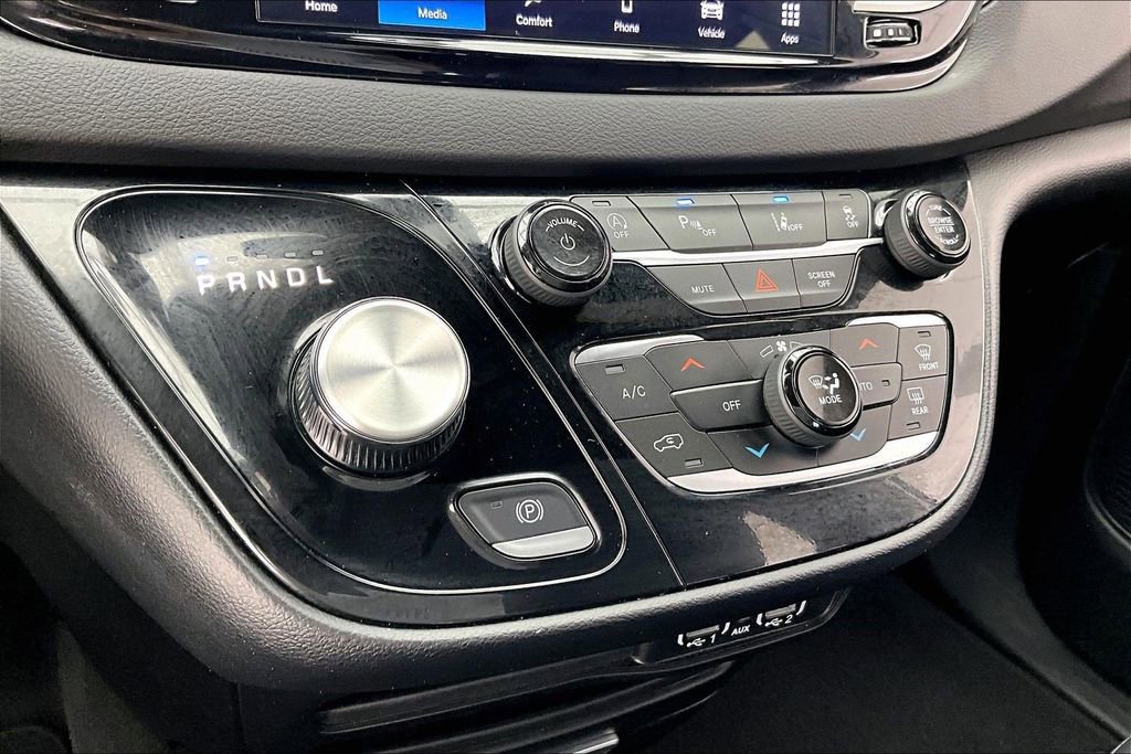 Used 2025 Chrysler Pacifica Select image 32