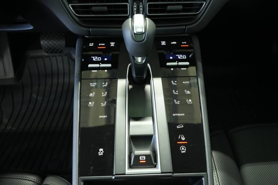 Certified 2026 Porsche Macan AWD/4WD image 23