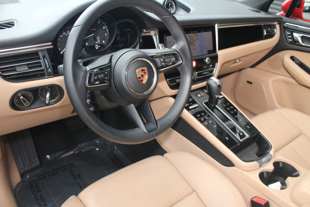 Certified 2025 Porsche Macan AWD/4WD image 4