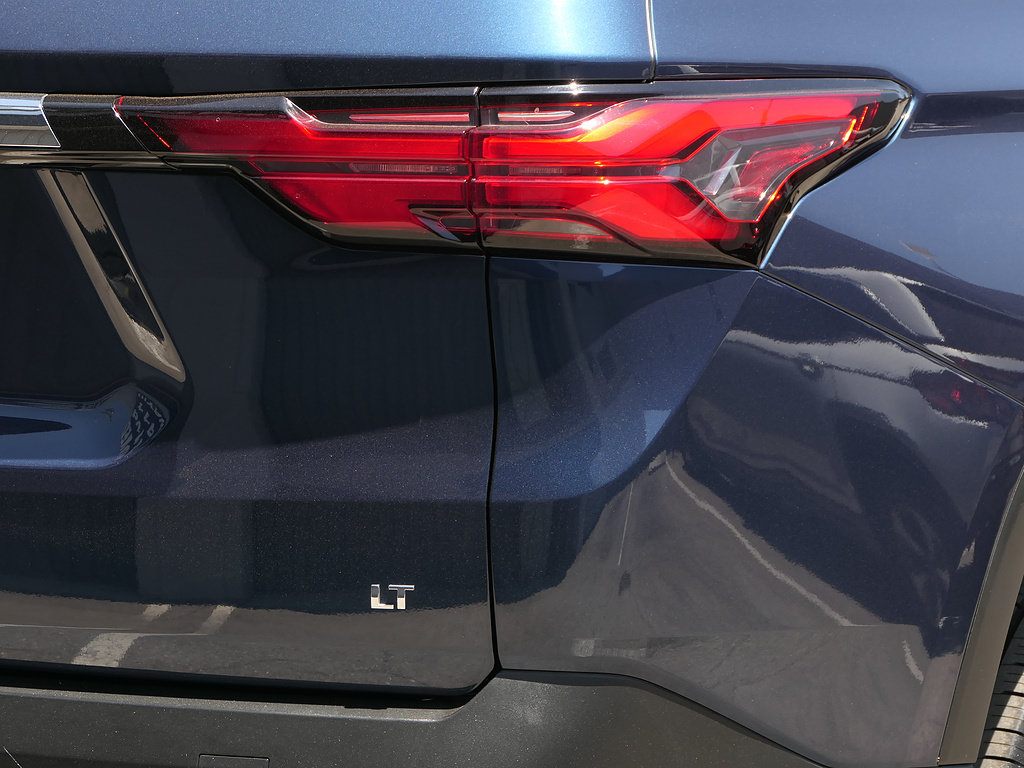 Used 2022 Chevrolet Traverse LT w/ LPO, Cargo Package FWD image 4