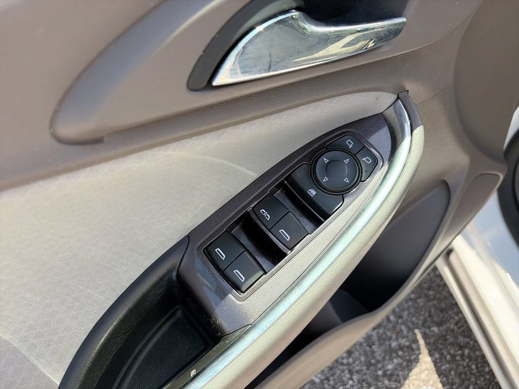 Used 2017 Chevrolet Malibu LT FWD image 14