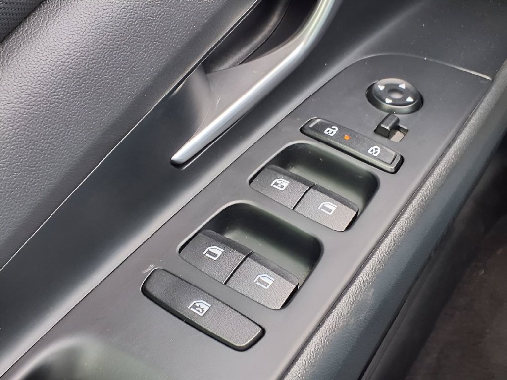 Used 2025 Hyundai Elantra Limited FWD image 19