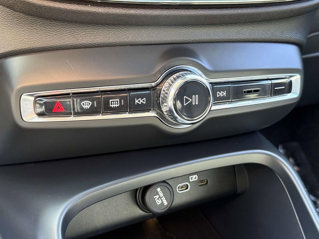 Used 2024 Volvo XC40 B5 Plus w/ Climate Package AWD/4WD image 25