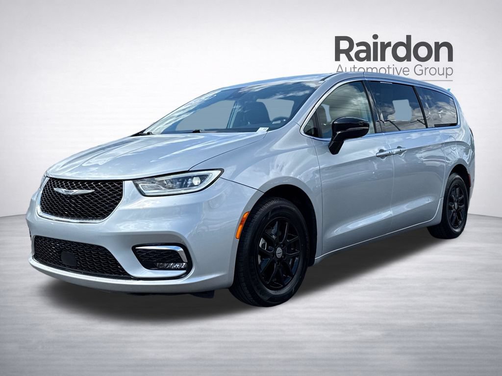 Used 2024 Chrysler Pacifica Touring-L FWD image 3