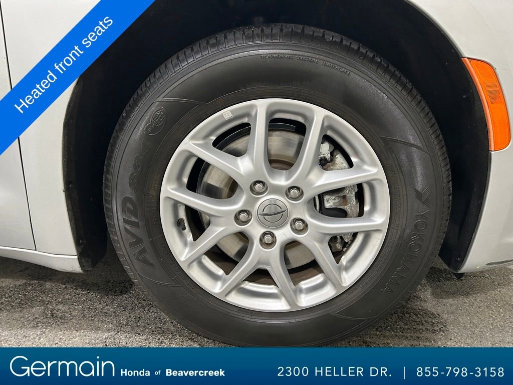 Used 2023 Chrysler Pacifica Touring-L image 14