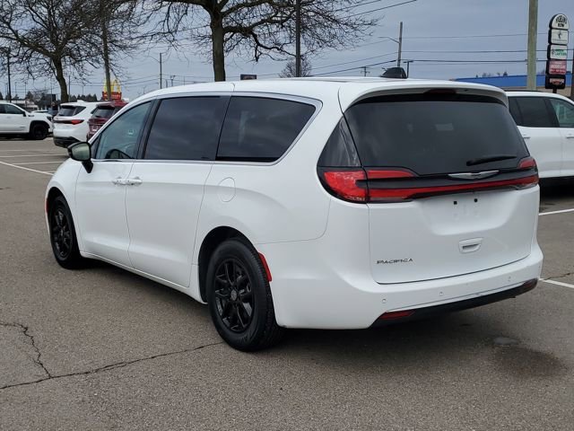 Used 2024 Chrysler Pacifica Touring-L image 5