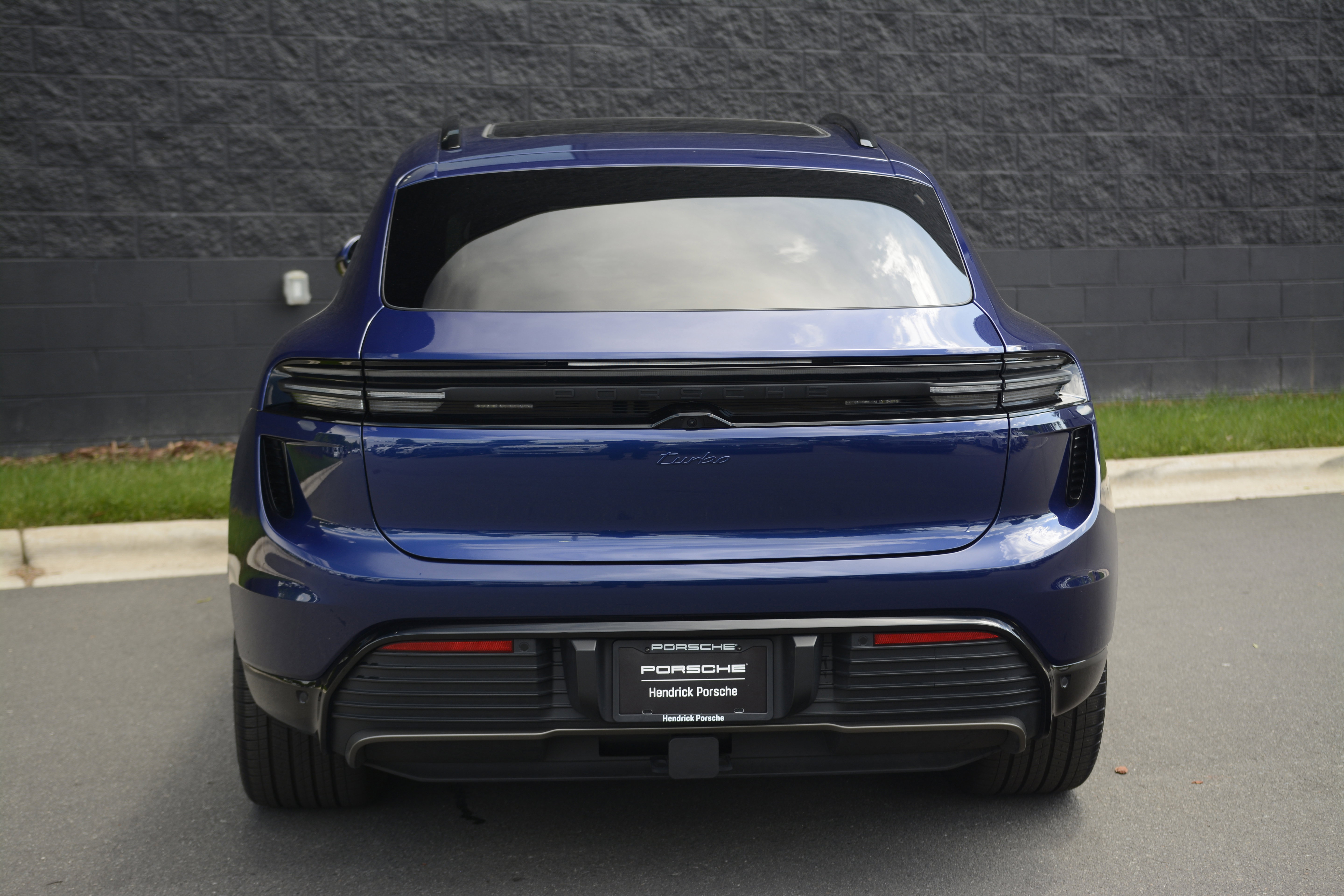 Certified 2025 Porsche Macan Turbo Electric AWD/4WD image 6