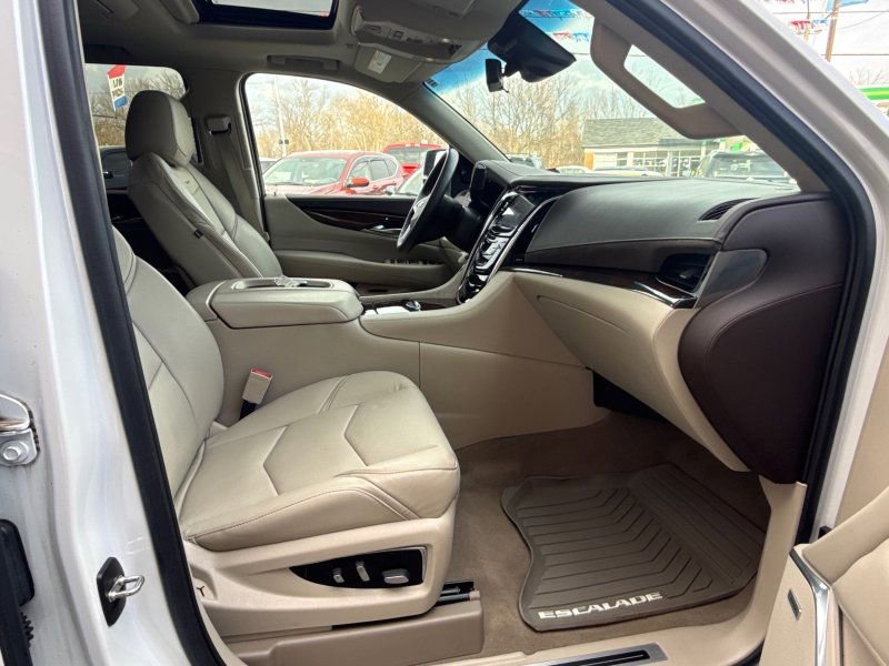 Used 2017 Cadillac Escalade Luxury image 18