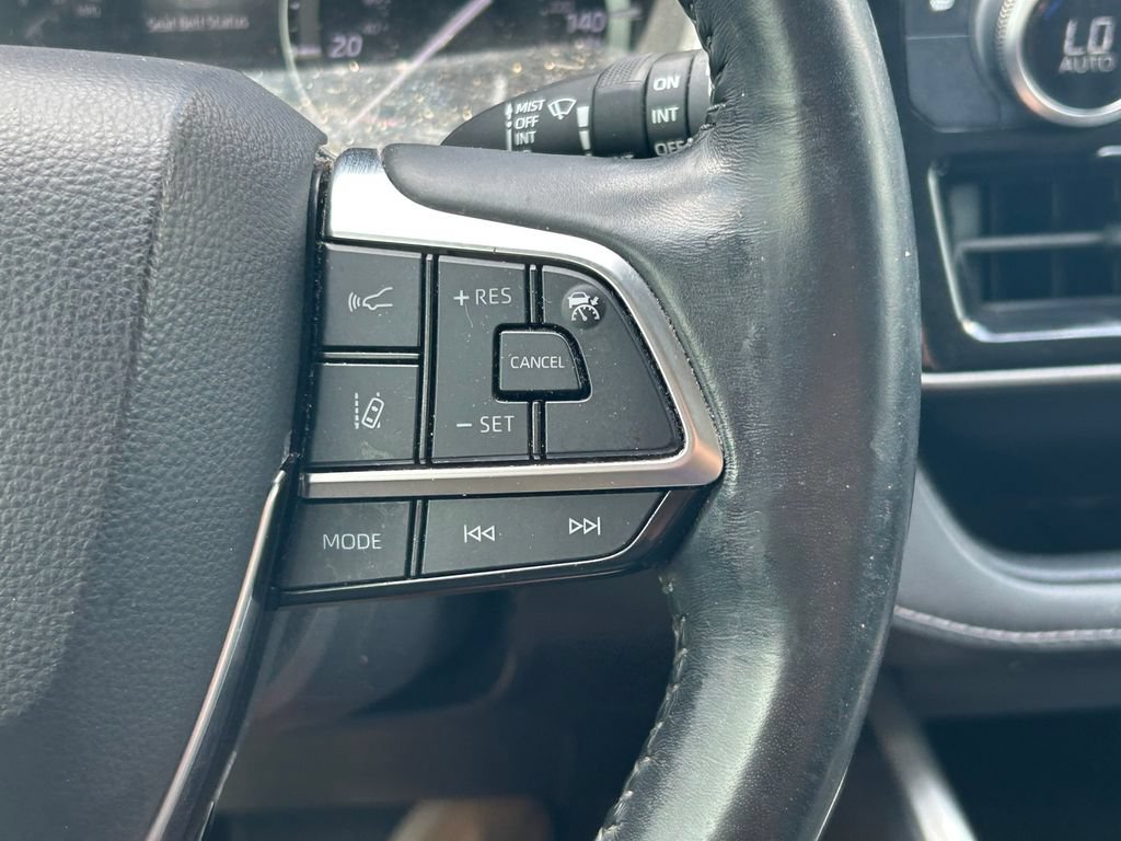 Used 2021 Toyota Highlander XLE FWD image 40