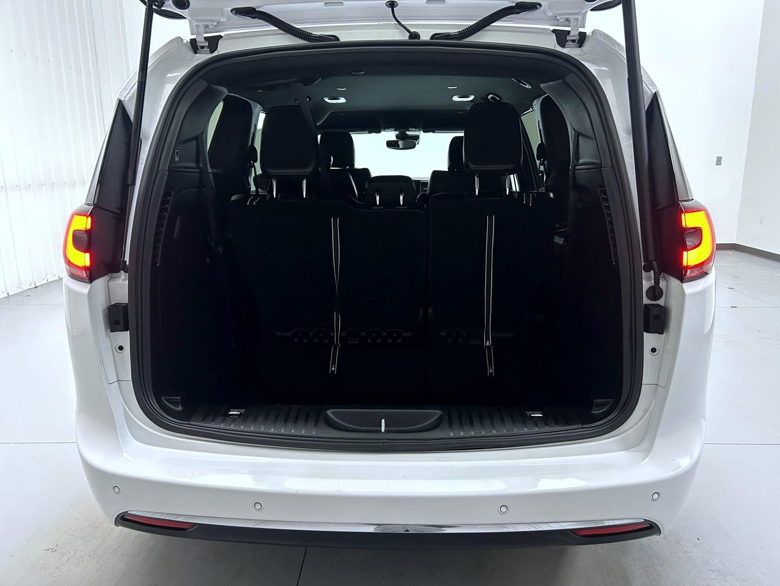 Used 2025 Chrysler Pacifica Select image 20