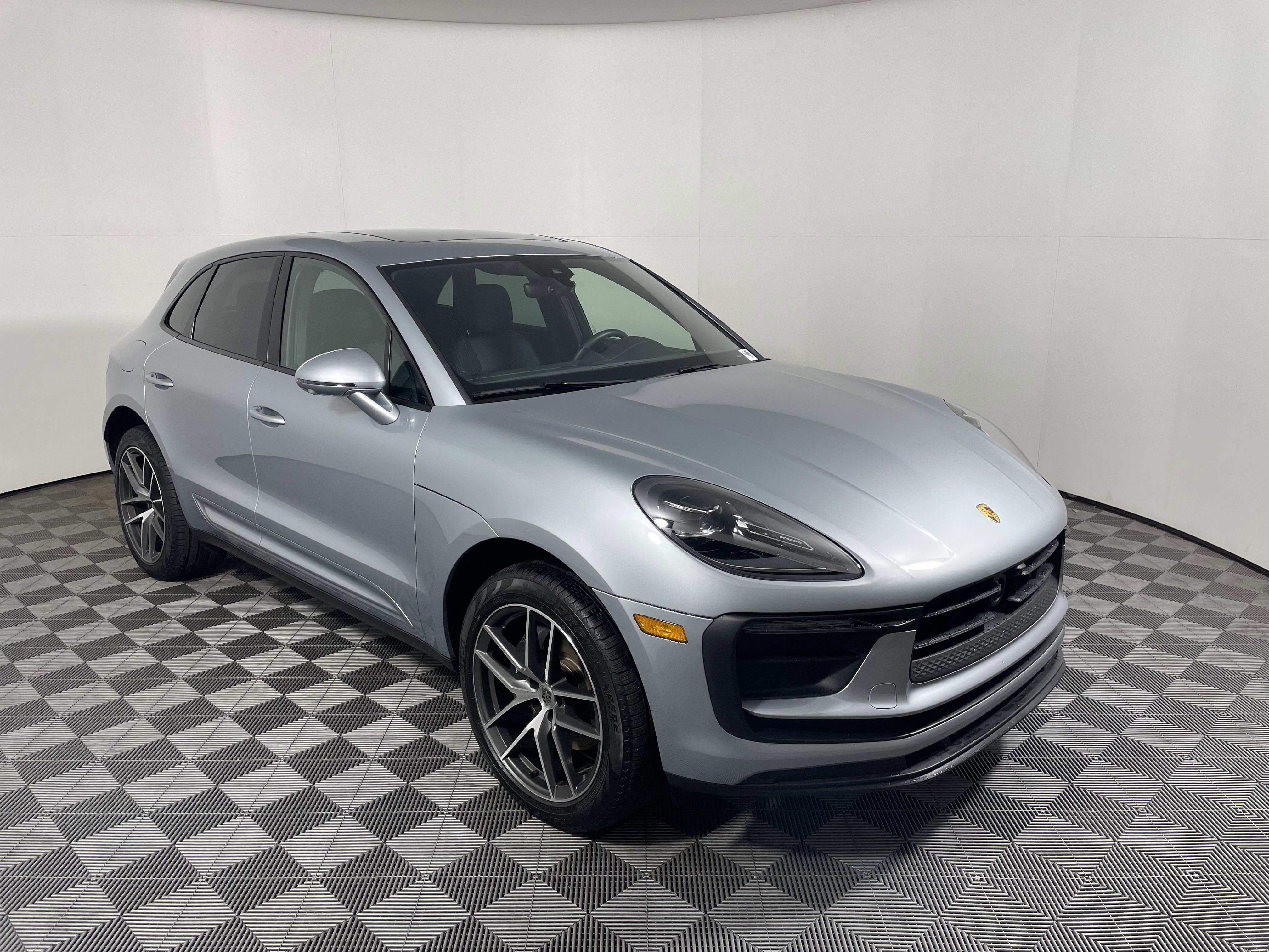 Used 2025 Porsche Macan image 9