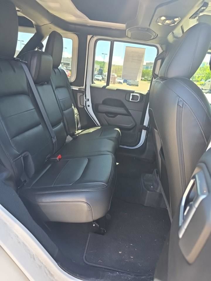 Used 2022 Jeep Wrangler Unlimited Sahara AWD/4WD image 13