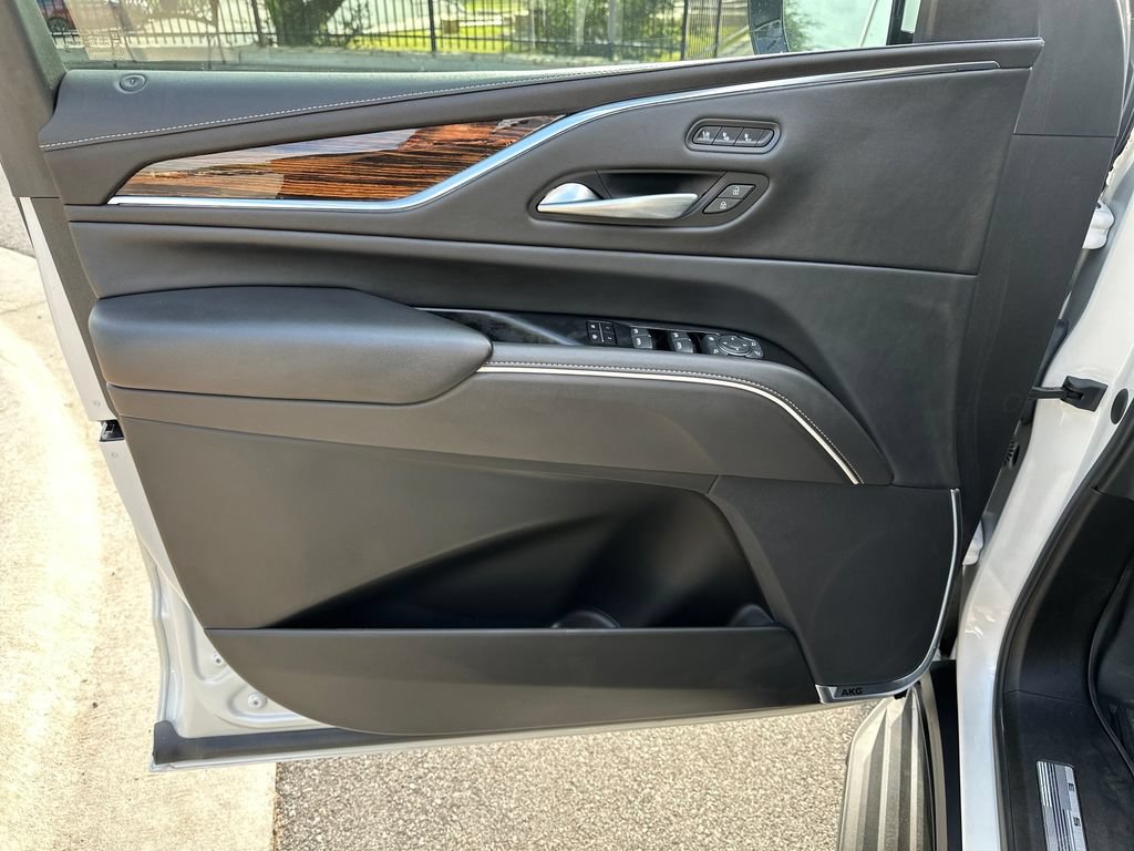 Used 2021 Cadillac Escalade Premium Luxury AWD/4WD image 16