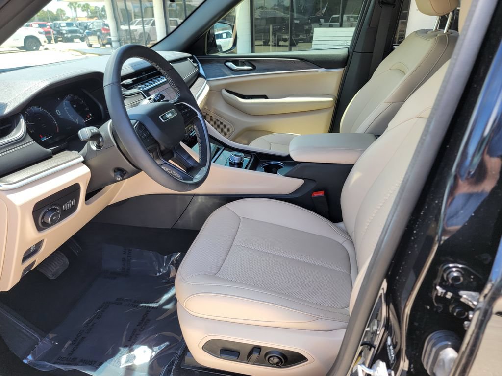 Used 2025 Jeep Grand Cherokee Limited w/ Luxury Tech Group II RWD image 11