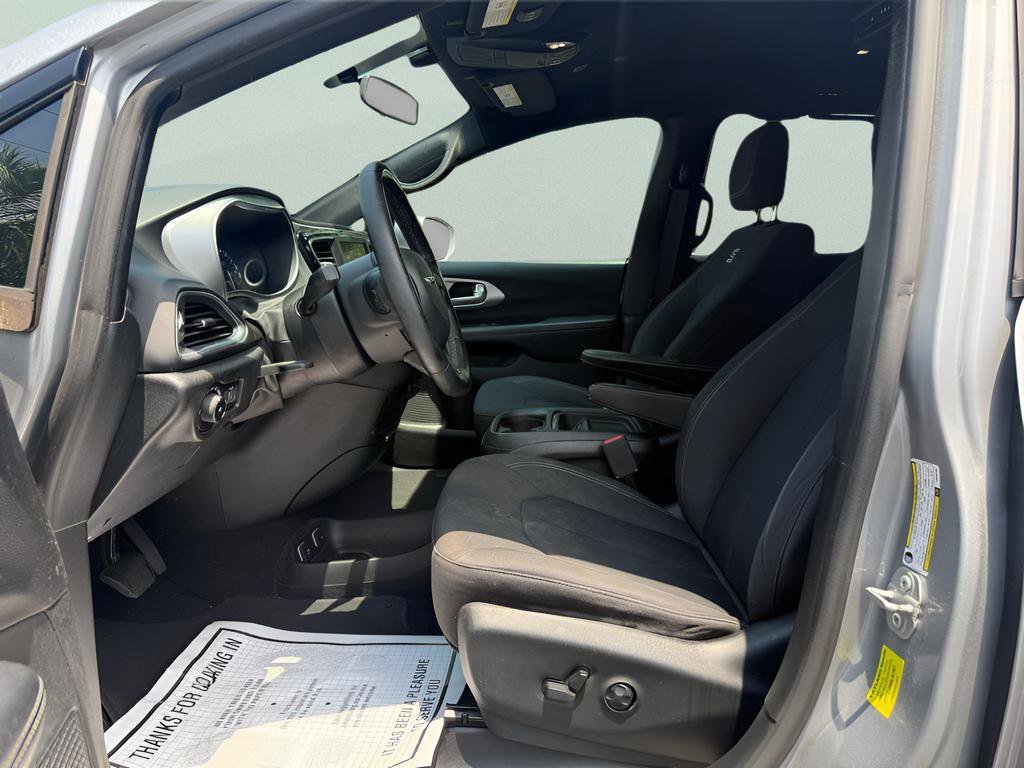 Used 2018 Chrysler Pacifica Touring Plus w/ S Appearance Package FWD image 9