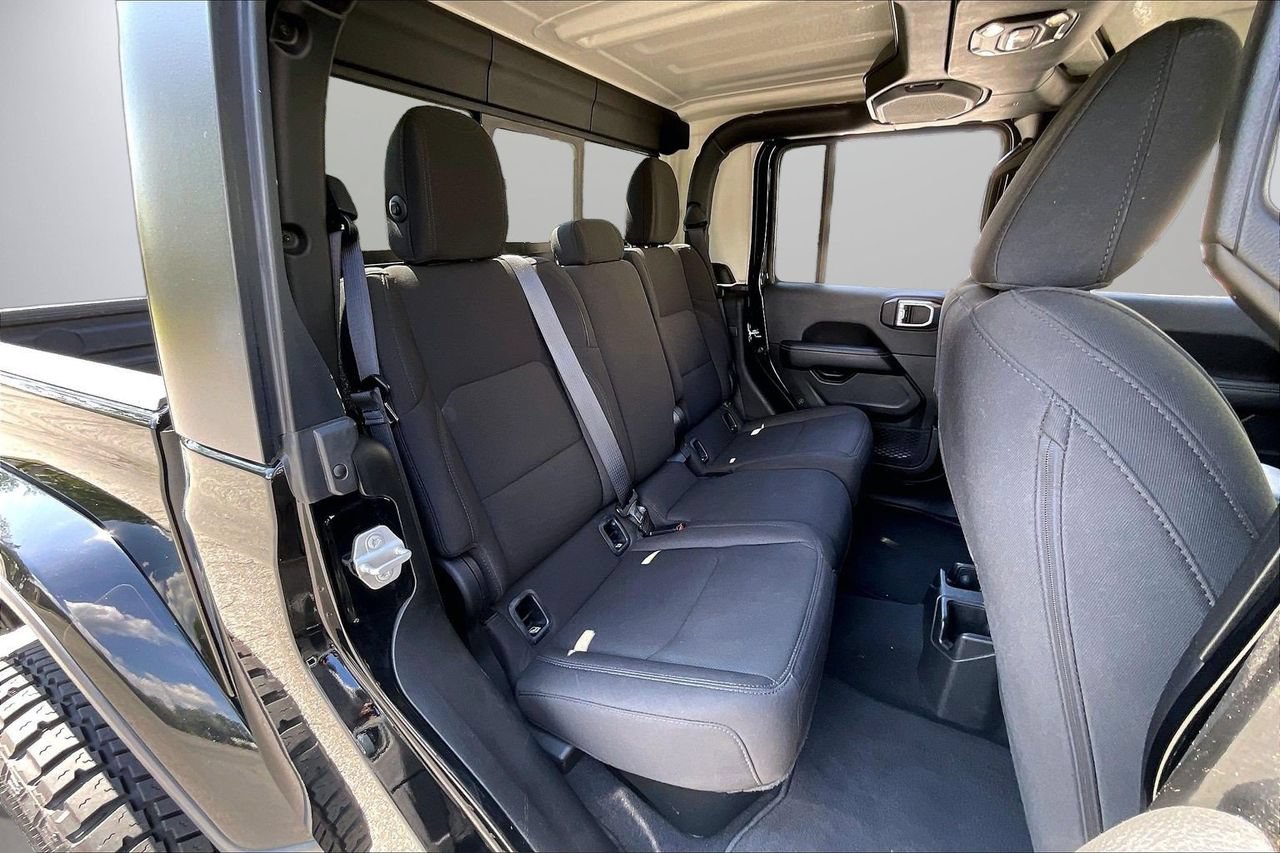 Used 2023 Jeep Gladiator Overland AWD/4WD image 24