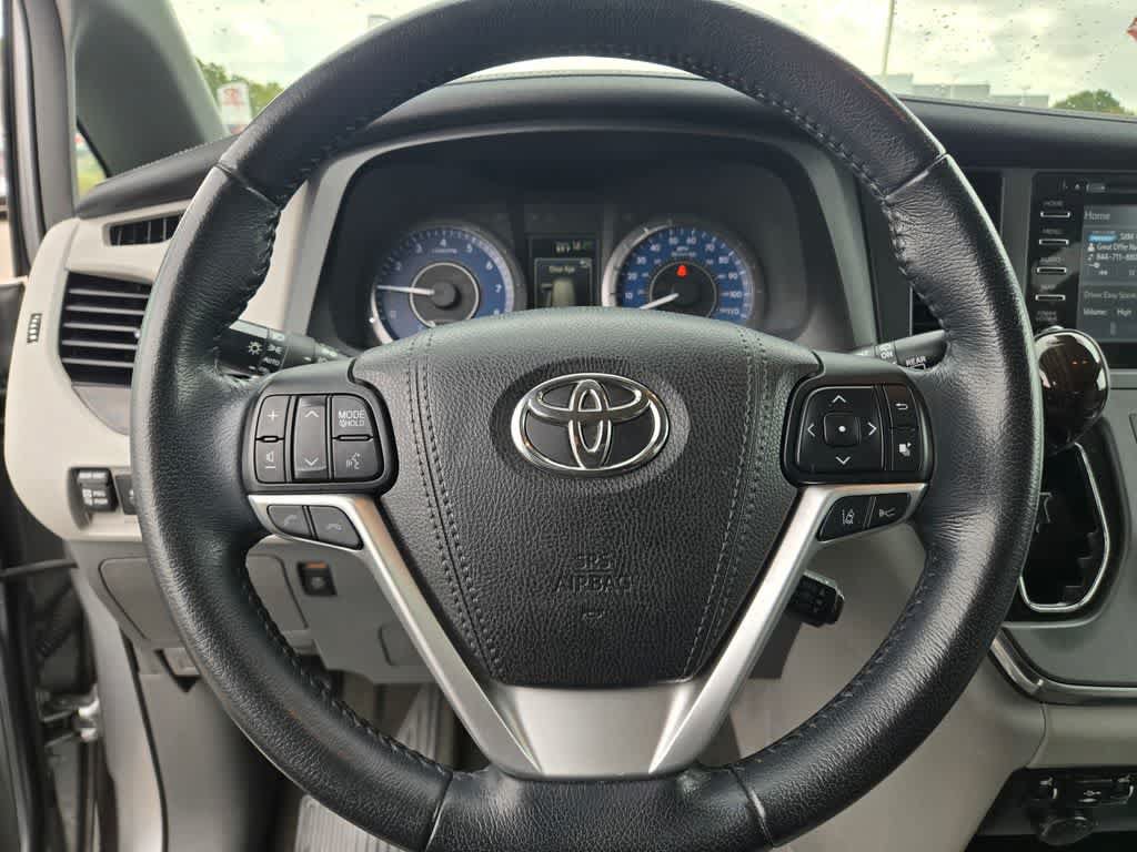 Used 2018 Toyota Sienna XLE w/ XLE Navigation Package FWD image 22
