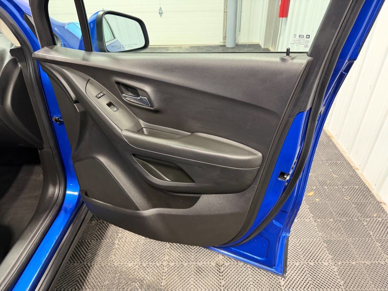 Used 2016 Chevrolet Trax LT w/ LT Convenience Package AWD/4WD image 16