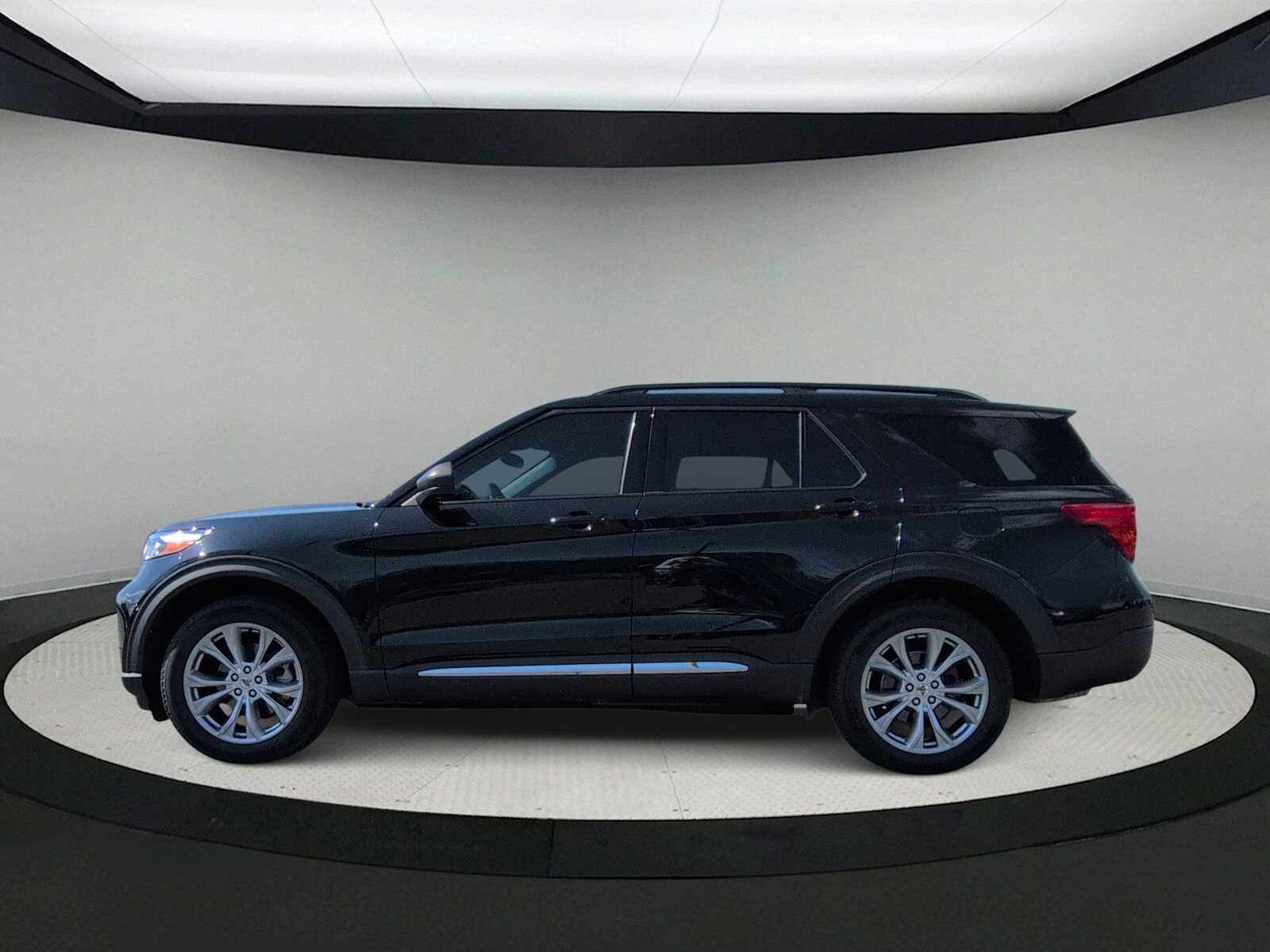 Used 2021 Ford Explorer XLT w/ Equipment Group 202A AWD/4WD image 5