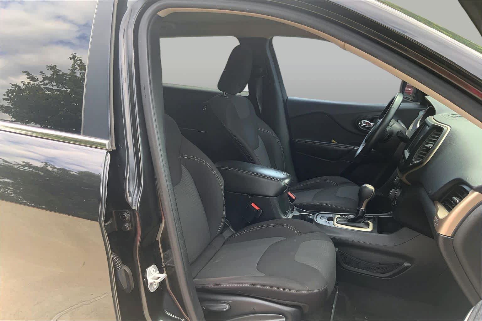 Used 2015 Jeep Cherokee Latitude w/ Comfort/Convenience Group FWD image 9