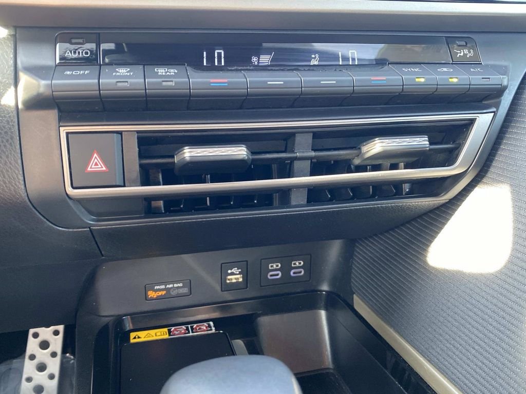 Used 2025 Toyota Camry SE w/ Convenience Package FWD image 25