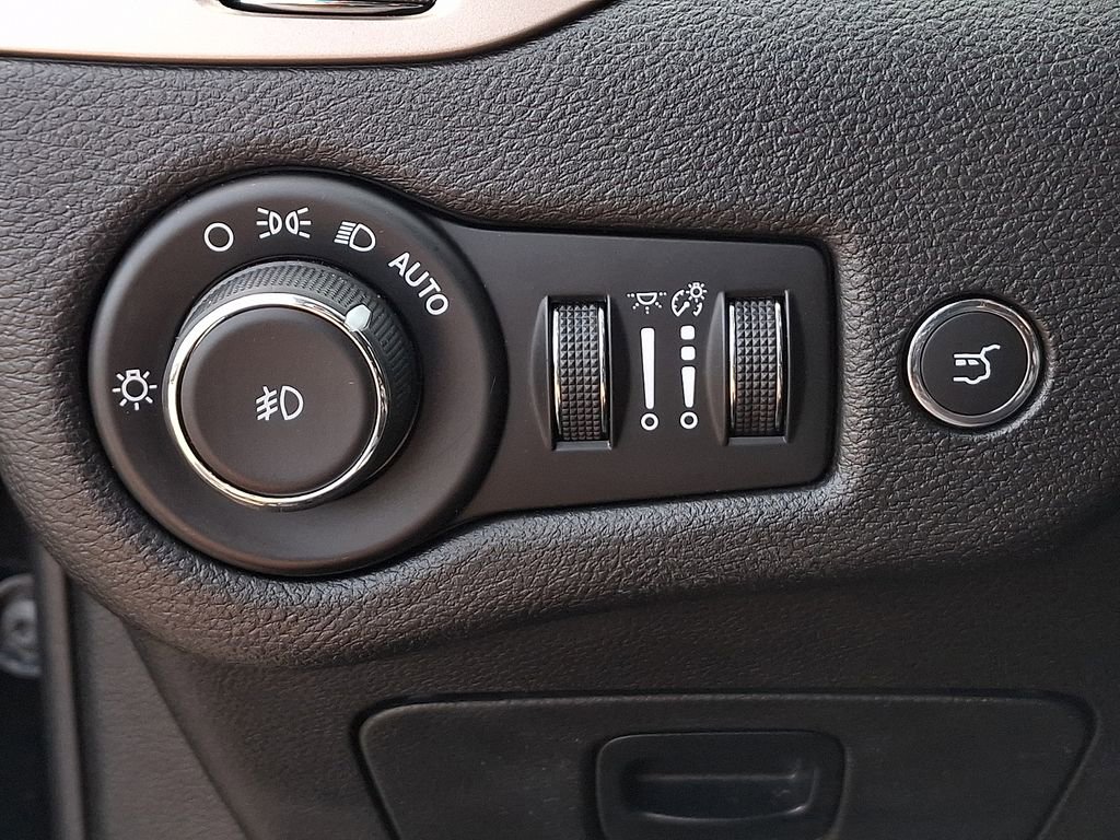 Used 2018 Jeep Cherokee Limited AWD/4WD image 24