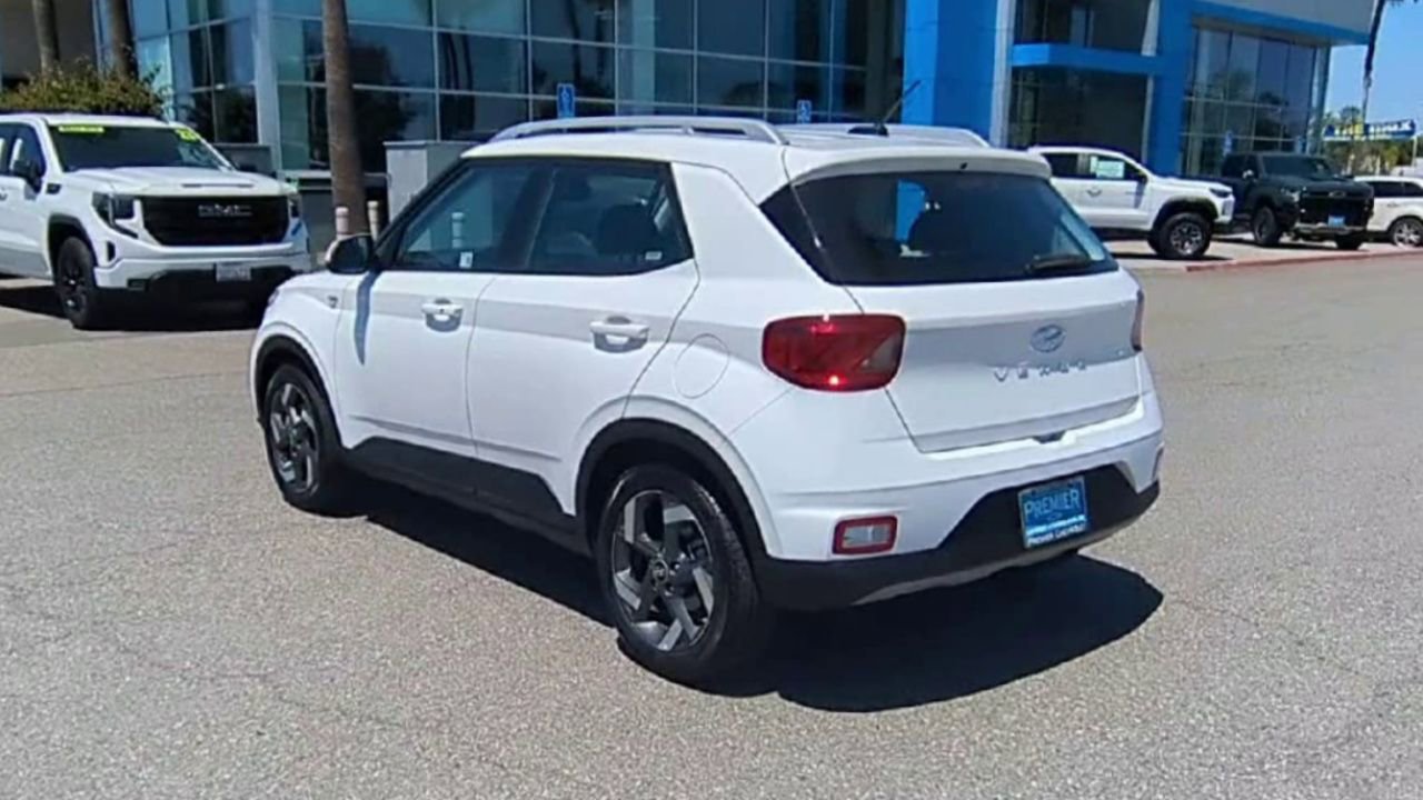Used 2025 Hyundai Venue SEL FWD image 6